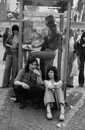 Jugendtreffen, Deutsch-Sowjetischen Freundschaft (DSF), Berlin : Jugendliche an einer Telefonzelle, Jugendtreffen, Deutsch-Sowjetischen Freundschaft (DSF), Berlin