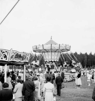 Volks- und Schützenfest: Schützenverein Klein Wesenberg und Umgebung von 1919 e.V.: Festwiese "Wesenberger Tannen" mit Kettenkarussell: im Vordergrund Besucher