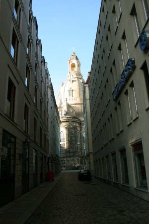 Dresden: Blick durch die Salzgasse zur Frauenkirche