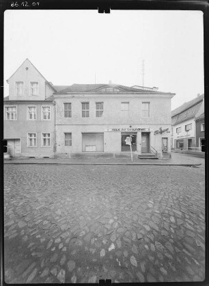 Luckau, Am Markt. Wohnhaus mit Laden. Straßenfront