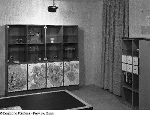 Anbaustrecke : Leipzig. Leipziger Herbstmesse, 1983. Studio-Design. Anbaustrecke. Holz, folienbeschichtet (1983; VEB Möbelkombinat Dresden-Hellerau)