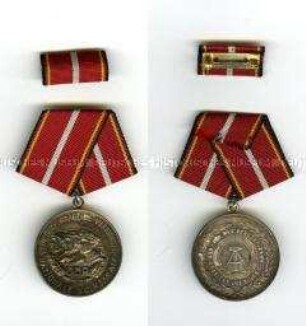 Verdienstmedaille der Nationalen Volksarmee in Silber, mit Interimsspange und Etui