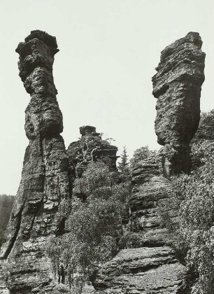 Sächsische Schweiz. Bielatal. Kleine und Große Herkulessäule. Ansicht von Süden