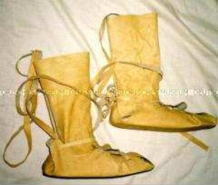 Stiefel, Paar - Kostüm eines fränkischen Adligen, Nachbildung (Kittel, Umhang, Hose, Gürtel, Stiefel, Hemd)
