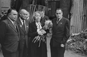 Wischnewski, Wsewolod W., Gorbatow, Boris Leontjewitsch; Huch, Ricarda; Katajew, Walentin Petrowitsch, aufgenommen anlässlich des 1. Deutschen Schriftstellerkongresses 4.-8.10. 1947 in Berlin : Schriftstellerin Ricarda Huch (2. von rechts) im Kreis weiterer Schriftsteller
