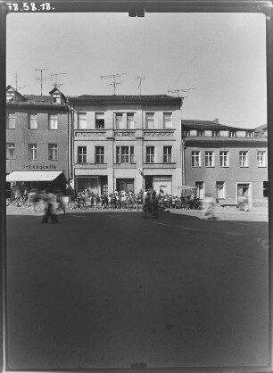 Torgau, Salvador-Allende-Straße (Bäckerstraße) 16/20. Wohnhäuser mit Läden. Straßenfront