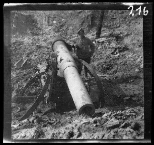bei Kowno (=Kaunas, Litauen): "von den Russen auf dem Rückzug aus Kowno zerstörtes 15 cm-Geschütz", daneben ein Soldat (Vorderansicht)