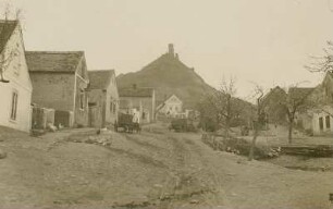 Klappai (heute Klapý / Tschechien). Ortsteilansicht gegen Ruine der Hasenburg