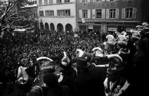 Freiburg: Balkon des Rathauses, Elferrat auf dem Balkon mit Oberbürgermeister