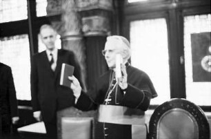 Freiburg: Erzbischöfliches Ordinariat, Dr. Herder übergibt Erzbischof Dr. Schäufele [neues] Gesamt-Gesangbuch [Gotteslob]