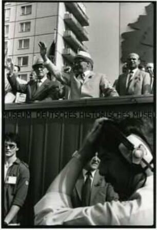 Maidemonstration auf der Karl-Marx-Allee 1988, Tribüne