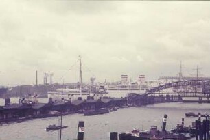 Reisefotos. Das Passagierschiff "Milwaukee" im Hamburger Hafen