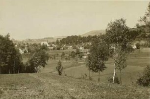 Rosendorf (heute Růžová / Tschechien). Ansicht von Südosten. Im Hintergrund von links: Zirkelstein, Kaiserkrone, Schrammsteine und Großer Winterberg