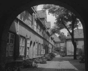 Lübeck: Füchtingshof, Ausblick durch Bogen