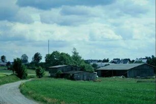 Feldweg am östlichen Dorfrand mit Scheunen