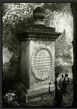 Grabstein von Dechand u. Pfarrer Konrad Schneider