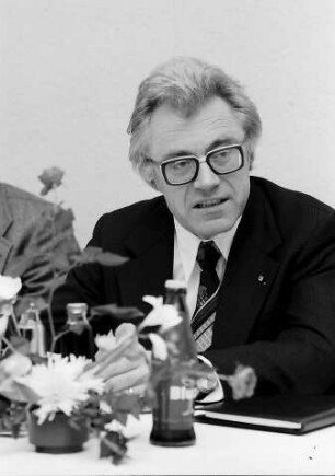 Freiburg: Hotel Stadt Freiburg; Wirtschaftsminister Eberle, Pressekonferenz