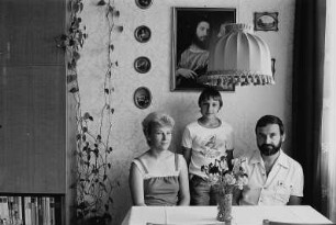 Familie E. (Sachbearbeiterin, Produktionsleiter beim Fernsehen) am Eßtisch