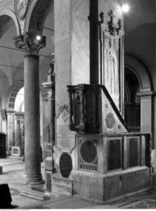 Evangelienkanzel, aus den Fragmenten des abgebauten Ambo der ehemaligen Schola Cantorum zusammengesetzt
