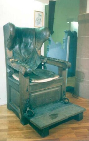 Haina. Psychiatriemuseum. Zwangsstuhl, Anfang des 19. Jh. in England entwickelt