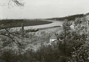 Dresden-Loschwitz. Blick vom Loschwitzer Elbhang über den Körnerweg zur Elbe mit Loschwitzer Hafen und Saloppe