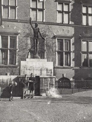 Leipzig, Deutsches Buchhändlerhaus : Leipzig, Hospitalstraße. Buchhändlerhaus (1886-1888; H. Kayser, K. von Großheim). Fassadendetail mit Denkmal für die im 1. Weltkrieg gefallenen Buchhändler (um 1925/1930; G. Kolbe)