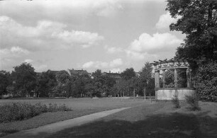 Grünanlage an der Kriegsstraße, entstanden aus dem ehemaligen Klose`schen Gärten.