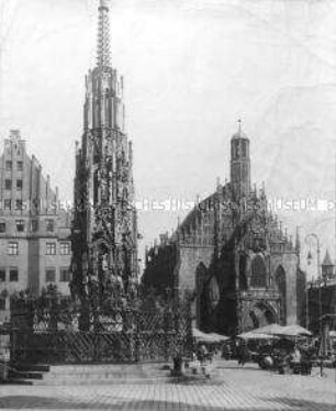 Hauptmarkt mit Schönen Brunnen und Frauenkirche in Nürnberg