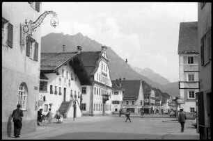 Reutte: Hauptstraße mit Gasthaus zur Sonne, links