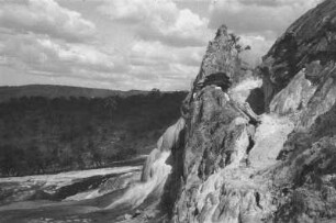 Sinterformationen : Blick auf eine Landschaft mit Fluss und Sinterformationen