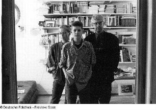 Familie K.l (Fotografin, Gebrauchsgrafiker) in ihrer Wohnung
