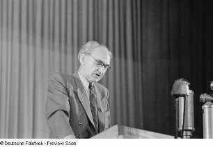 Portrait Heinrich Raus am Rednerpult bei der Eröffnung der Herbstmesse 1950