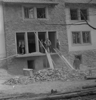 Baustelle der Pionierrepublik "Wilhelm Pieck" am Werbellinsee : Arbeiter auf der Baustelle des Lagerhauptgebäudes