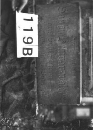 Grabstein 119 (Index: 99898918) Material: Sandstein Zustand: stark verwittert Maße HxBxT: 150x53x24 cm Beschreibung: aufgesockelte Stele mit Konvexbogenabschluss, eingeritzte Mittelpalmette, Voluten und Ranken im Bogenfeld, Unterer Sockel felsartig gearbeitet Symbolik: Palmette, Ranken, Voluten: Grabstein 119B