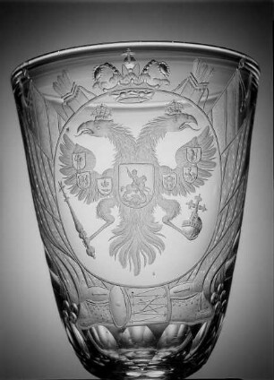 Deckelpokal mit russischem Doppeladler : Deckelpokal (mit bekröntem Medaillon mit russischem Doppeladler) aus Schloß Moritzburg. Dresden, 1734/1738. Glas (farblos), Matt- und Klarschnitt, geschliffen; Höhe mit Deckel 39,1 cm. Staatliche Kunstsammlungen Dresden (SKD), Kunstgewerbemuseum 37249