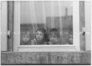 Kinder schauen aus dem Fenster (Sonderthema: Kein Platz für Kinder)