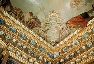 Aurora im achtspännigen Wagen, gefolgt von Apoll in seinem Wagen, umgeben von Chronos, der stürzenden Finsternis, den vier Erdteilen, den vier Jahreszeiten und dem Zodiakus