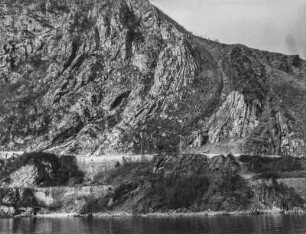 Am Steinbruch : Blick über einen Steinbruchsee auf eine Felswand
