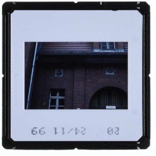 Berlin, ehemaliges Schulgebäude Pasteurstraße 7–11 : Fassade, Zwischentrakt