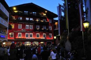 Abendmusik in Sankt Wolfgang : Am Abend musiziert die Trachtenkapelle von Sankt Wolfgang vor dem bekannten Hotel "Zum Weißen Rössel" im Ortszentrum. 2008
