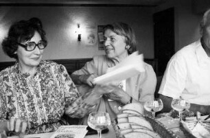 Laufen: Winzergenossenschaft, Ingeborg Hecht-Studniczka, Buchübergabe "Begegnungen mit Bacchus", Morstadt Verlag, Kehl, beim Autogramme geben