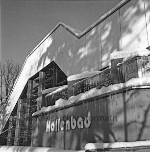 Hallenbad Bad Oldesloe: Außenansicht im Winter
