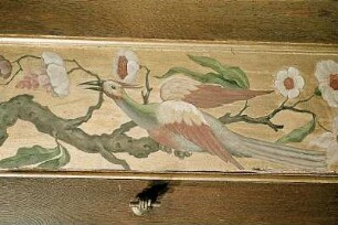 Paneelfeld mit chinoiser Blumenmalerei und einem Vogel
