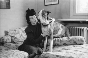 Bukarest: Haus des + Schriftleiters Wilhelm Müller, Frau Müller mit Hund auf Sofa