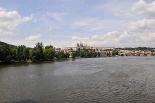 Hradschin und Veitsdom : Totalansicht über die Moldau zur Kleinseite mit dem Burgberg Hradschin. Aufgenommen in Prag am 30. Juli 2009