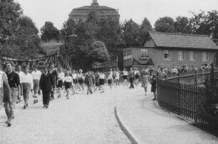 Umzug von Arbeitersportlern in Dohna, auf Transparenten die Losungen: "Weltspartakiade" und " 1933 in Moskau"