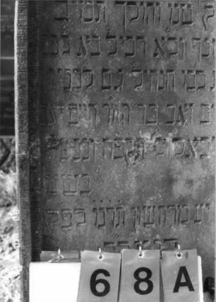 Grabstein 68 (Index: 100116203) Material: Sandstein Zustand: leicht verwittert Maße HxBxT: 138x56x14 cm Beschreibung: Stele mit Rundbogenabschluß und eingetieftem Schriftfeld: Grabstein 68A (Nachholaufnahme)