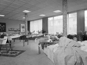 Nähen von Kleidungsstücken durch die Mädchengruppe "Frohschar" der Kirchengemeinde St. Bernhard für Missionsprojekte.