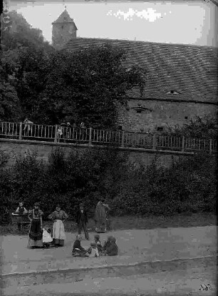 Blick von der Kröllwitzer Straße auf die Südrampe der Giebichensteiner Eisenbrücke vor der Westfront der Unterburg mit dem Bergfried.