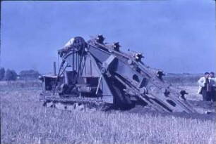 Sowjetischer Grabenbagger Typ ET- 251 bei der Drängrabenherstellung.